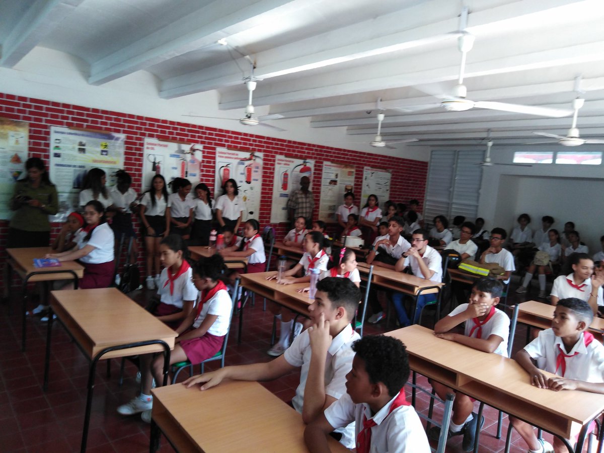 AlmasValientes_'s tweet photo. Inicia el Dia de la Orientación Profesional en el #Minint. El Comando 4 del Cuerpo de Bomberos de Cuba, recibe a un grupo de estudiantes y profesores del municipio 10 de Octubre. https://t.co/XiyxNJHcQ4