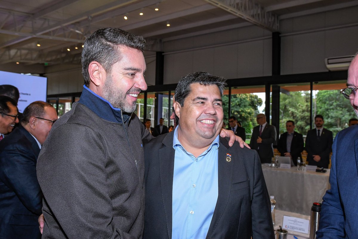 Acompañé al presidente <a href="/SantiPenap/">Santiago Peña</a> y a los ministros del Gabinete en la charla magistral 'Sistemas de Protección Social: Escenarios y Estrategias Claves', impartida por el Sr. Alberto Arenas de Mesa, director de la División de Desarrollo Social de la CEPAL. Un espacio de análisis