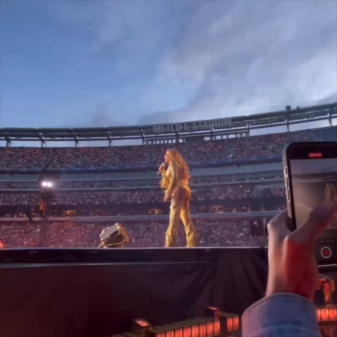 RadarPopz's tweet photo. 😱 SOCORRO! A rainha Beyoncé leu o cartaz e não conseguiu conter o riso! 😂 Você também não vai acreditar nessa! Confira o vídeo!  

👉 https://t.co/Q8cJlusoHZ https://t.co/eu4OPmtyri #Beyoncé #Humor #Viral https://t.co/wKcICAEJ7w
