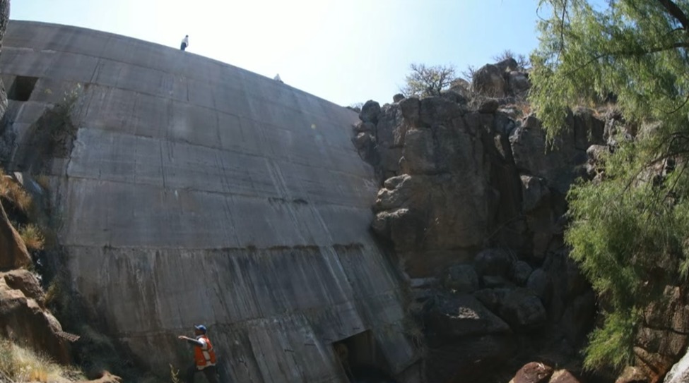 La <a href="/conagua_mx/">Conagua</a> recuperó agua de un río acaparada por el exgobernador de Chihuahua César Duarte. El político, hoy preso, instaló de manera ilegal represas para retener 700 mil m³ de aguas superficiales y de pozos para beneficio personal. El Poder Judicial le otorgó protección.