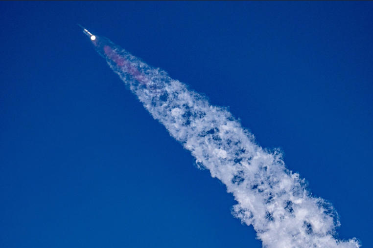 DozyAstronomer's tweet photo. SpaceX’s colossal Starship rocket suffered a leak, tumbled out of control in space and disintegrated as it hurtled back to Earth during a test flight on Tuesday, the third setback in a row for the Elon Musk-led company. https://t.co/XKko8IhL9r
