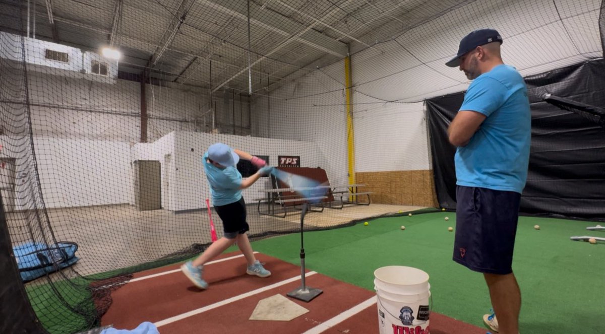 NVRstrkoutLOOKN's tweet image. Practice rained out so we had to head inside to get some swings last night.