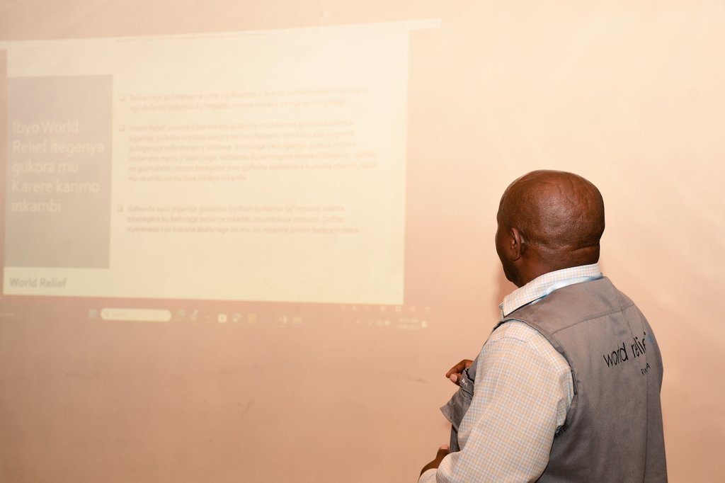 Nyamagabe's tweet photo. Umuyobozi w'Akarere Wungirije Ushinzwe Imibereho Myiza y'Abaturage, @uwamariya_agnes yayoboye inama yamurikiwemo ibyavuye mu bushakashatsi @WorldRelief yakoze hagamijwe kumenya uruhare rw'amadini n'amatorero mu gukemura ibibazo bibangamiye imibereho myiza y'abaturage. 1/2 https://t.co/rsddHaERy8