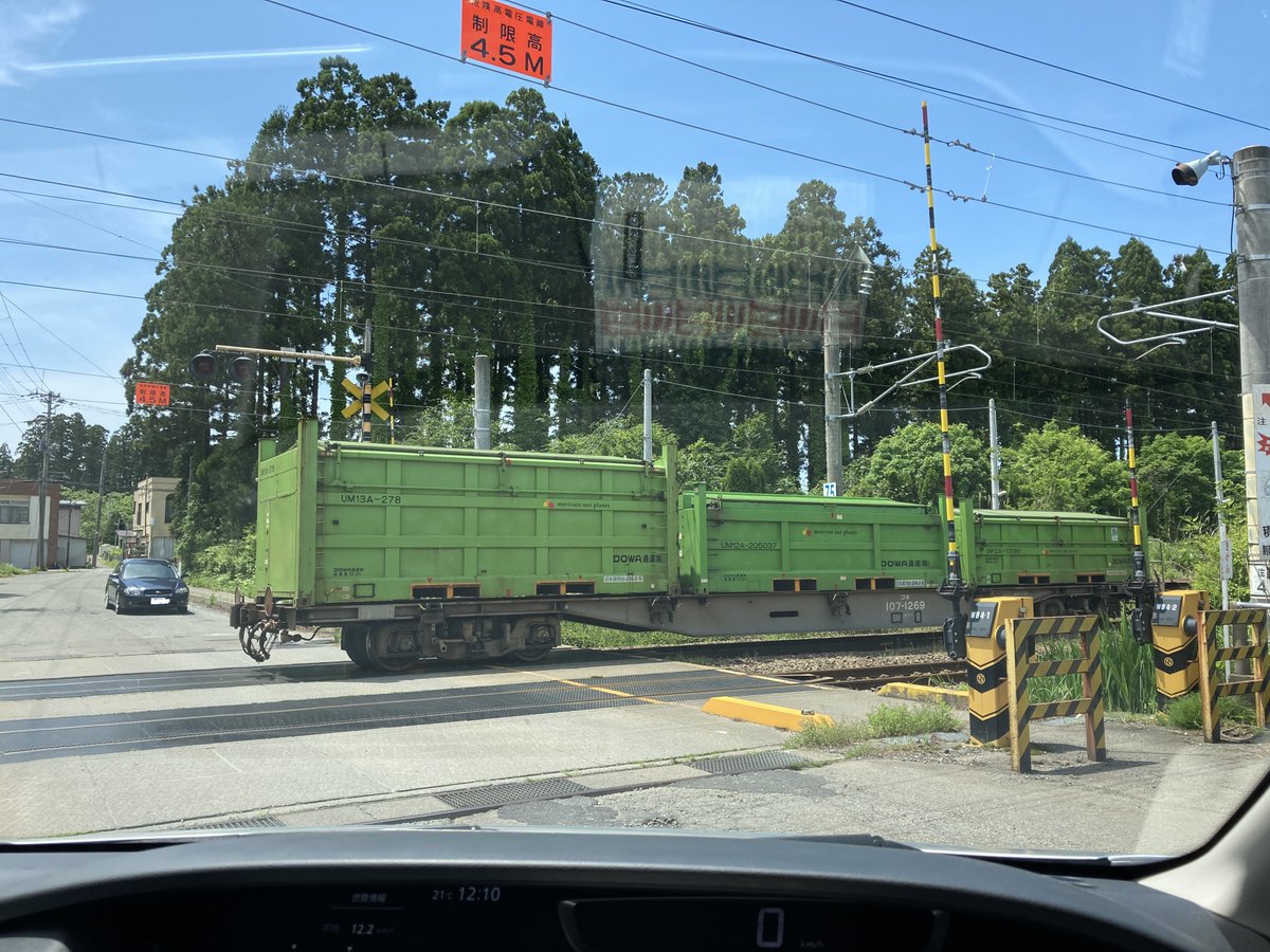 ryujin2310's tweet photo. 5月27日 12:10頃、三種町JR北金岡駅近くの踏切を渡ろうとしたところ、停車中の貨物列車の後部が踏切内にあるにもかかわらず、遮断機は上がっていて警報機も鳴っていない状況でした。JRさんこれって大丈夫なの？
#北金岡駅
#三種町
#JR東日本 https://t.co/GXUpqCGu0p