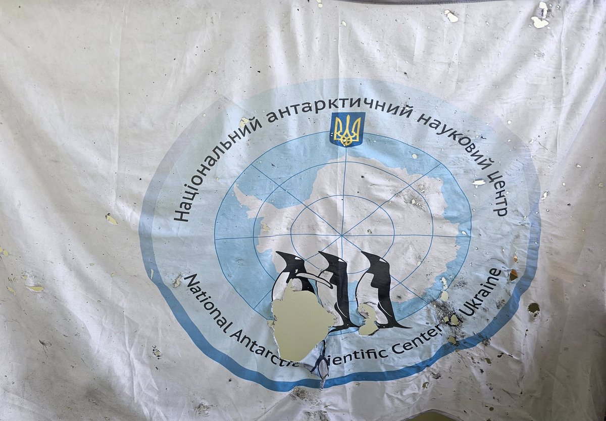 La bandiera del Centro Scientifico Nazionale Antartico Ucraino diventa simbolo di sopravvivenza, dopo essere stata trovata tra i dettriti dopo un attacco russo. È stata recuperata da uno dei “pinguini combattenti” - ricercatori polari che si sono uniti alle Forze di Difesa