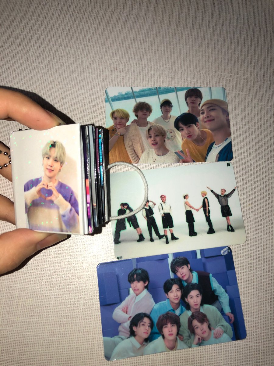 Vim passar uns dias na casa da tia do meu cunhado e descobri que ela e a mãe dela são armys, ontem elas descobriram que era meu aniversário e me deram fotos do BTS de presente 🤣 eu tô apaixonada por esse carinho