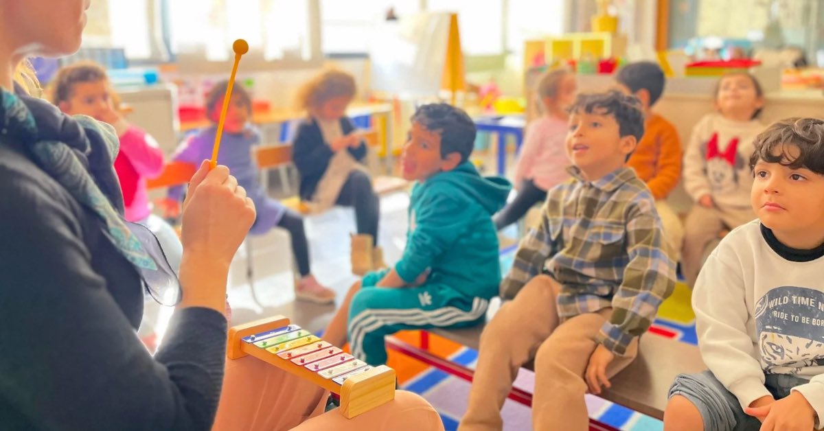 🎵 La musique en classe de maternelle est un excellent moyen d’éveiller la créativité et de stimuler les sens des enfants, en leur offrant un espace d’expression et d’apprentissage ludique à travers le rythme et les mélodies. 🎻🎼🪇🪈🪘🎹