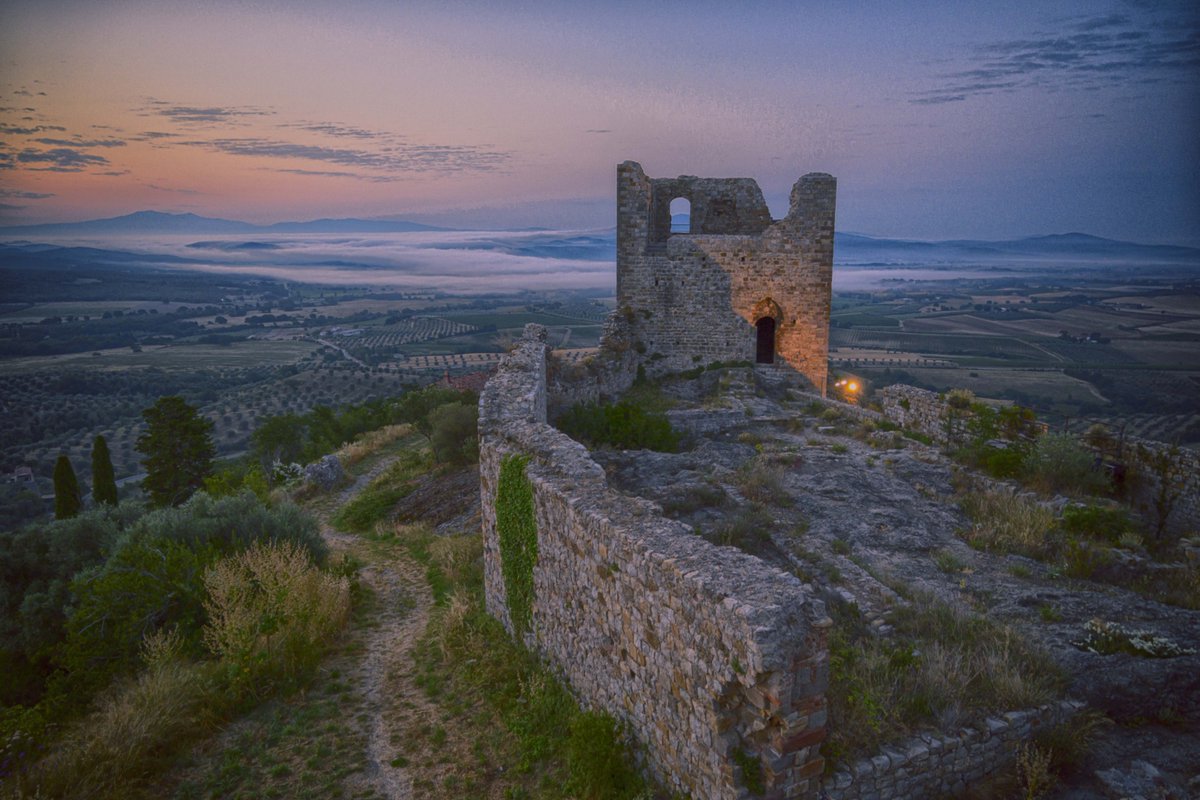 Domenica 1 giugno #Montemassi torna ad essere un #museo a cielo aperto: figuranti riproducono decine di quadri, tra le strade, le piazze e gli angoli suggestivi del borgo, segnando il ritorno dell'#evento "I Quadri Viventi".
bit.ly/QuadriViventi
#Maremma #Arte