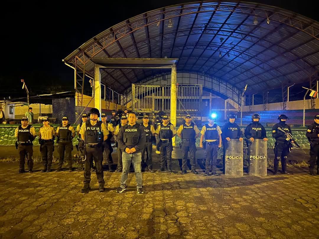 El interés de Daniel Noboa es tener incidencia en las organizaciones de PyN sin respetar la autodeterminación e independencia para tener vía libre para la avanzada minera. Mientras, ciertos Asambleístas siguen de romance con el gobierno por migajas.
Hoy allanamiento sede de FICSH