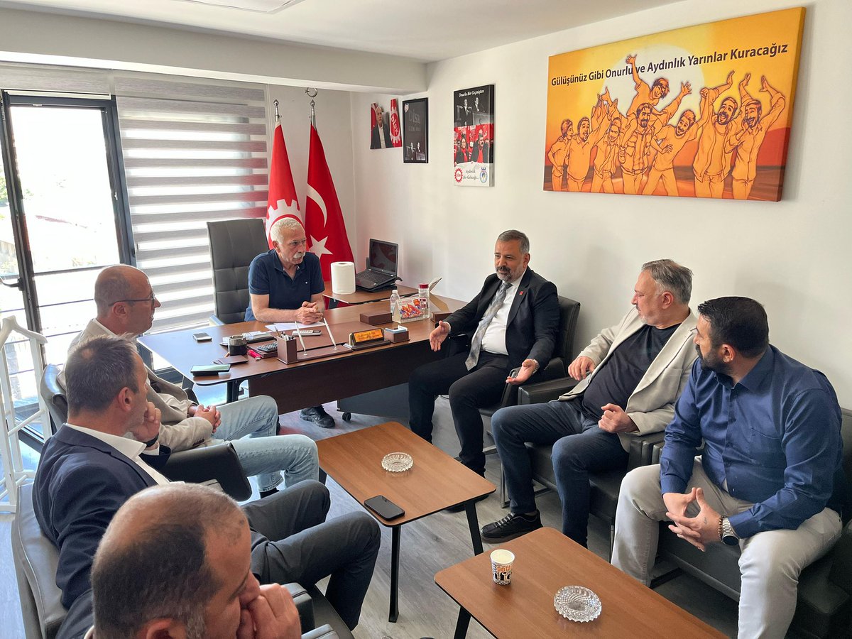 aslanogluchp's tweet photo. DİSK Ege Bölge Temsilcisi Sayın Memiş Sarı’yı ve Genel İş Sendikası Şube Başkanlarını ziyaret ederek duyurdukları grev süreci öncesinde fikir alışverişinde bulunup, İzmir Büyükşehir Belediyemizin emekçilerin alın terine ve hak arayışına olan saygısını anlattık. 

Bu sürecin, diyalog ve sağduyuyla; masada, uzlaşıyla, İzmirlilere zarar vermeden çözülmesi en büyük dileğimiz olmaya devam edecektir.