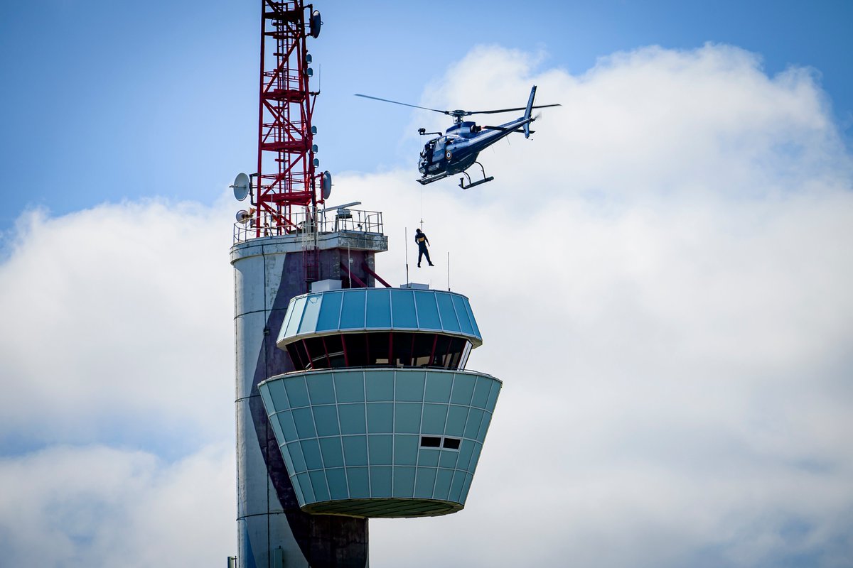 Prefecture40's tweet photo. #securitecivile | Pourquoi un hélicoptère de la Gendarmerie survole #Messanges ce matin ?
Aujourd’hui, un exercice d’évacuation par hélicoptère a été organisé au sémaphore de Messanges réunissant la @Gendarmerie , la @MarineNationale et le SIDPC de la préfecture des #Landes.
🚁 L’hélicoptère #Gendarmerie ECU40 a procédé à l'hélitreuillage des personnels du sémaphore, simulant une évacuation d’urgence en cas d’incendie. Cet entraînement contribue à la préparation de l’équipage du détachement ECU40 à la saison estivale.
Le sémaphore de Messanges, situé sur la côte landaise, a été construit en 1993 et inauguré en 1994. Il culmine à 83 mètres et a pour mission principale la surveillance de l'espace maritime.
🔎 Ce type de manœuvre renforce la coordination interservices et l’efficacité des interventions en situation réelle. Bravo à tous les participants pour leur engagement !