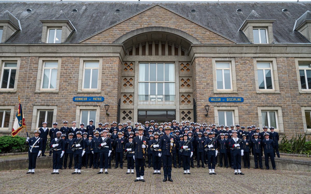 MarineNationale's tweet image. #PassCom｜Un nouveau commandant pour Le Téméraire🌊
27 mai, cérémonie de passation de commandement du SNLE Le Téméraire. Le capitaine de vaisseau Cyrille a reconnu le capitaine de vaisseau Nicolas comme nouveau commandant. L'équipage rouge devient le 2e équipage mixte sur SNLE.
