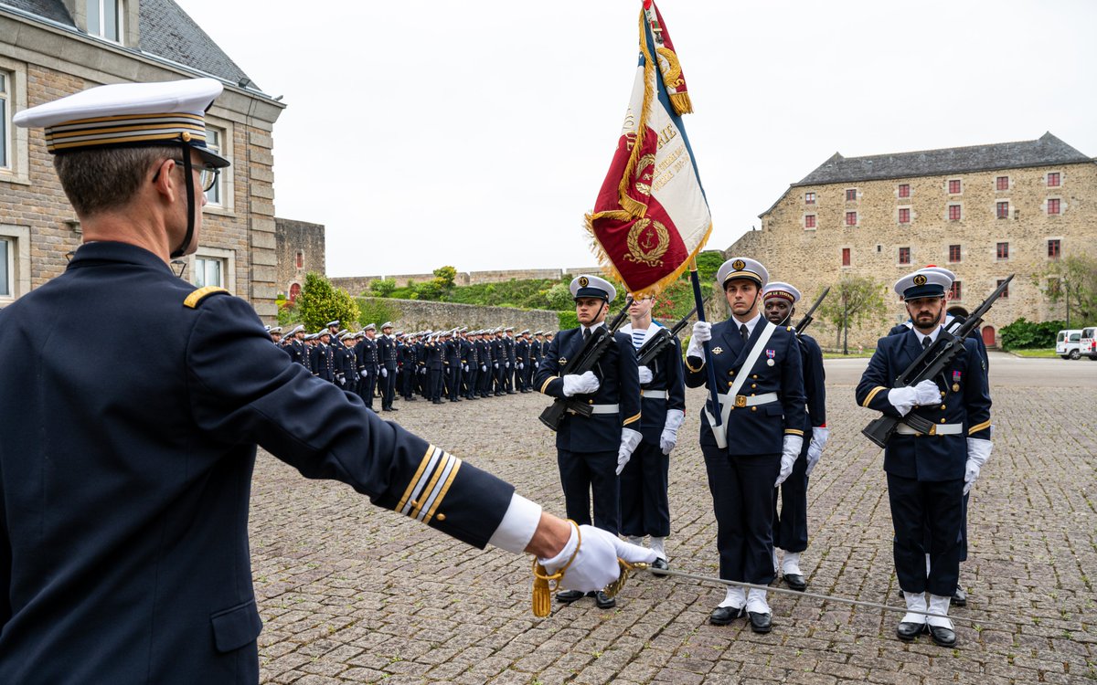 MarineNationale's tweet image. #PassCom｜Un nouveau commandant pour Le Téméraire🌊
27 mai, cérémonie de passation de commandement du SNLE Le Téméraire. Le capitaine de vaisseau Cyrille a reconnu le capitaine de vaisseau Nicolas comme nouveau commandant. L'équipage rouge devient le 2e équipage mixte sur SNLE.