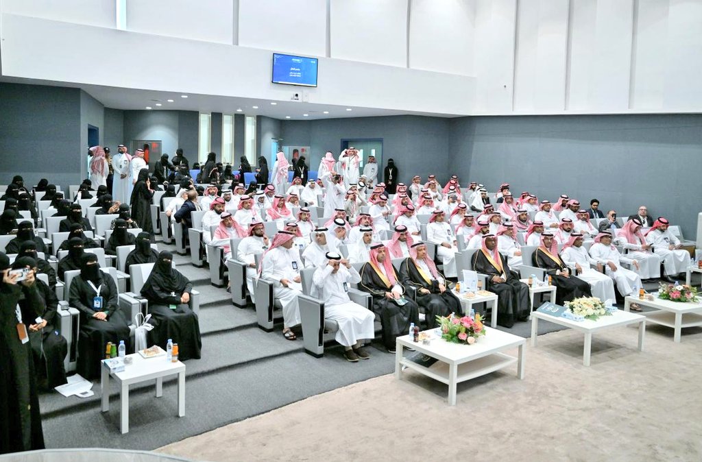 stujazanu's tweet image. مشاهد من تكريم رئيس جامعة جازان للشركاء والداعمين والطلبه الفائزين في هاكاثون الابتكار الرقمي، الذي اطلقته عمادة الموارد البشرية والتقنية تحت شعار #اكتشف_ابتكر_طور ؛ بهدف تحفيز الابتكار الرقمي بين طلبة الجامعة ومنسوبيها. 
#عمادة_شؤون_الطلاب
#نشاطكم_يميزنا 
#جامعة_جازان