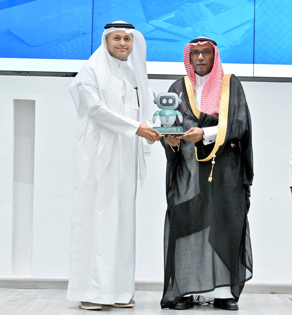 stujazanu's tweet image. مشاهد من تكريم رئيس جامعة جازان للشركاء والداعمين والطلبه الفائزين في هاكاثون الابتكار الرقمي، الذي اطلقته عمادة الموارد البشرية والتقنية تحت شعار #اكتشف_ابتكر_طور ؛ بهدف تحفيز الابتكار الرقمي بين طلبة الجامعة ومنسوبيها. 
#عمادة_شؤون_الطلاب
#نشاطكم_يميزنا 
#جامعة_جازان