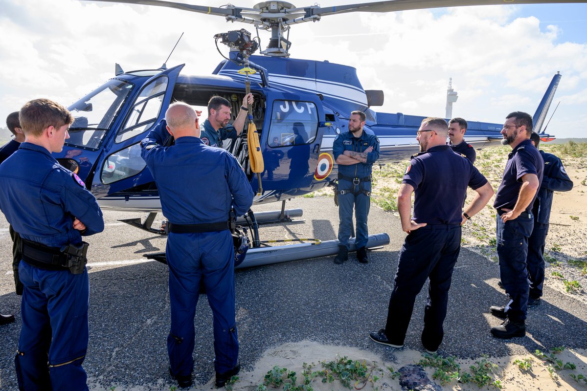 Prefecture40's tweet photo. #securitecivile | Pourquoi un hélicoptère de la Gendarmerie survole #Messanges ce matin ?
Aujourd’hui, un exercice d’évacuation par hélicoptère a été organisé au sémaphore de Messanges réunissant la @Gendarmerie , la @MarineNationale et le SIDPC de la préfecture des #Landes.
🚁 L’hélicoptère #Gendarmerie ECU40 a procédé à l'hélitreuillage des personnels du sémaphore, simulant une évacuation d’urgence en cas d’incendie. Cet entraînement contribue à la préparation de l’équipage du détachement ECU40 à la saison estivale.
Le sémaphore de Messanges, situé sur la côte landaise, a été construit en 1993 et inauguré en 1994. Il culmine à 83 mètres et a pour mission principale la surveillance de l'espace maritime.
🔎 Ce type de manœuvre renforce la coordination interservices et l’efficacité des interventions en situation réelle. Bravo à tous les participants pour leur engagement !