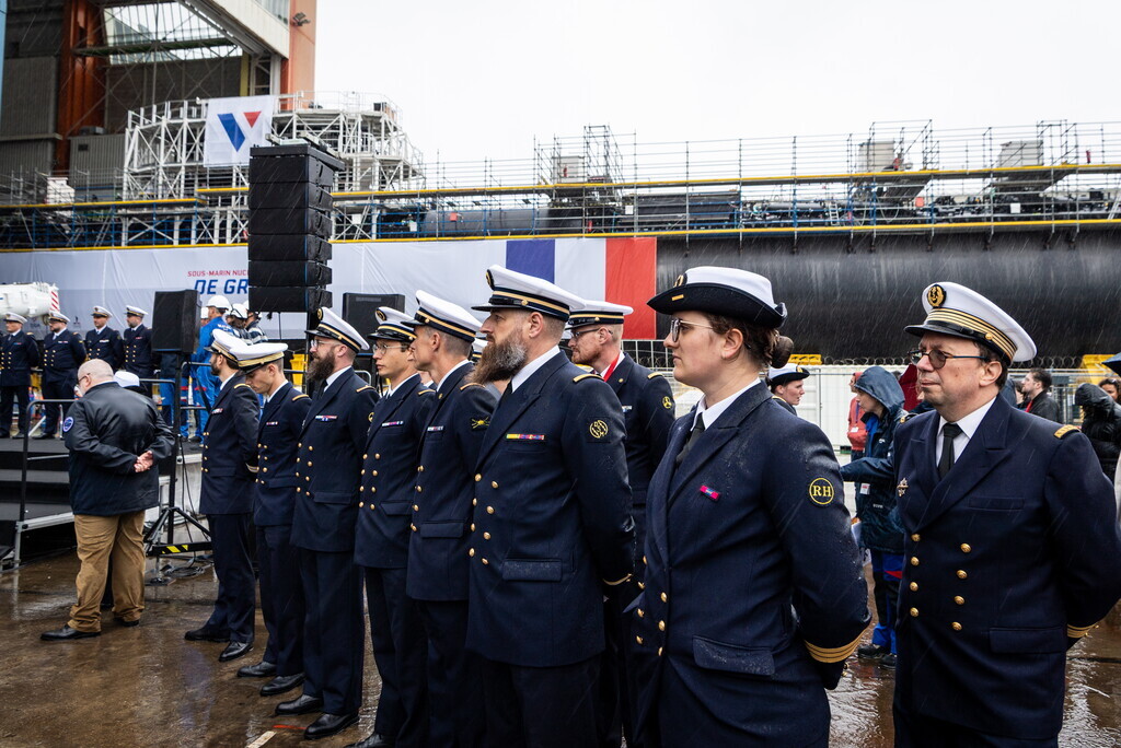 MarineNationale's tweet photo. #SNA | 4ème bâtiment du programme Barracuda qui vise à remplacer les SNA de type Rubis, le nouveau SNA De Grasse a été transféré sur le dispositif de mise à l’eau, en présence du VAE Xavier Petit, ALFOST et une partie de l’équipage bleu. Prochaine étape : la mise à l’eau en 2026. https://t.co/GUf7slDSJz