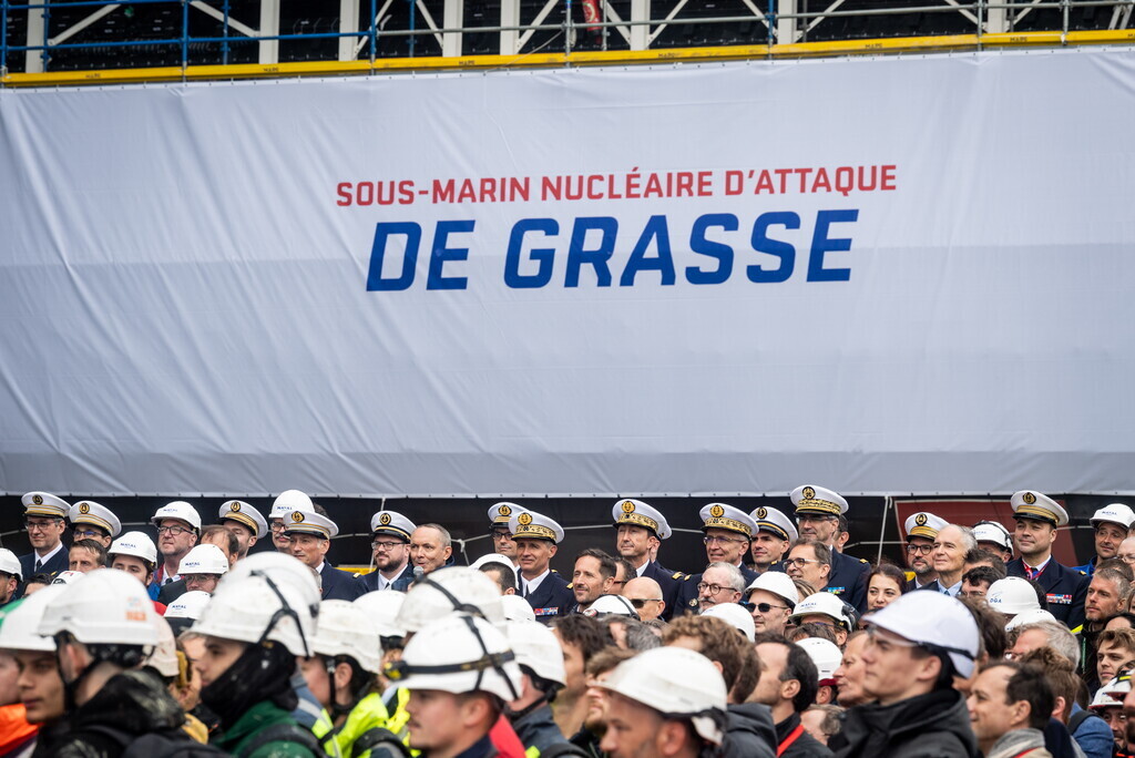 MarineNationale's tweet photo. #SNA | 4ème bâtiment du programme Barracuda qui vise à remplacer les SNA de type Rubis, le nouveau SNA De Grasse a été transféré sur le dispositif de mise à l’eau, en présence du VAE Xavier Petit, ALFOST et une partie de l’équipage bleu. Prochaine étape : la mise à l’eau en 2026. https://t.co/GUf7slDSJz