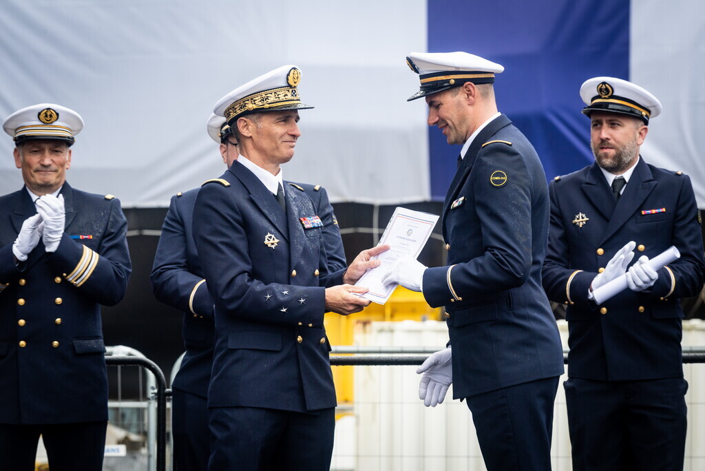 MarineNationale's tweet photo. #SNA | 4ème bâtiment du programme Barracuda qui vise à remplacer les SNA de type Rubis, le nouveau SNA De Grasse a été transféré sur le dispositif de mise à l’eau, en présence du VAE Xavier Petit, ALFOST et une partie de l’équipage bleu. Prochaine étape : la mise à l’eau en 2026. https://t.co/GUf7slDSJz