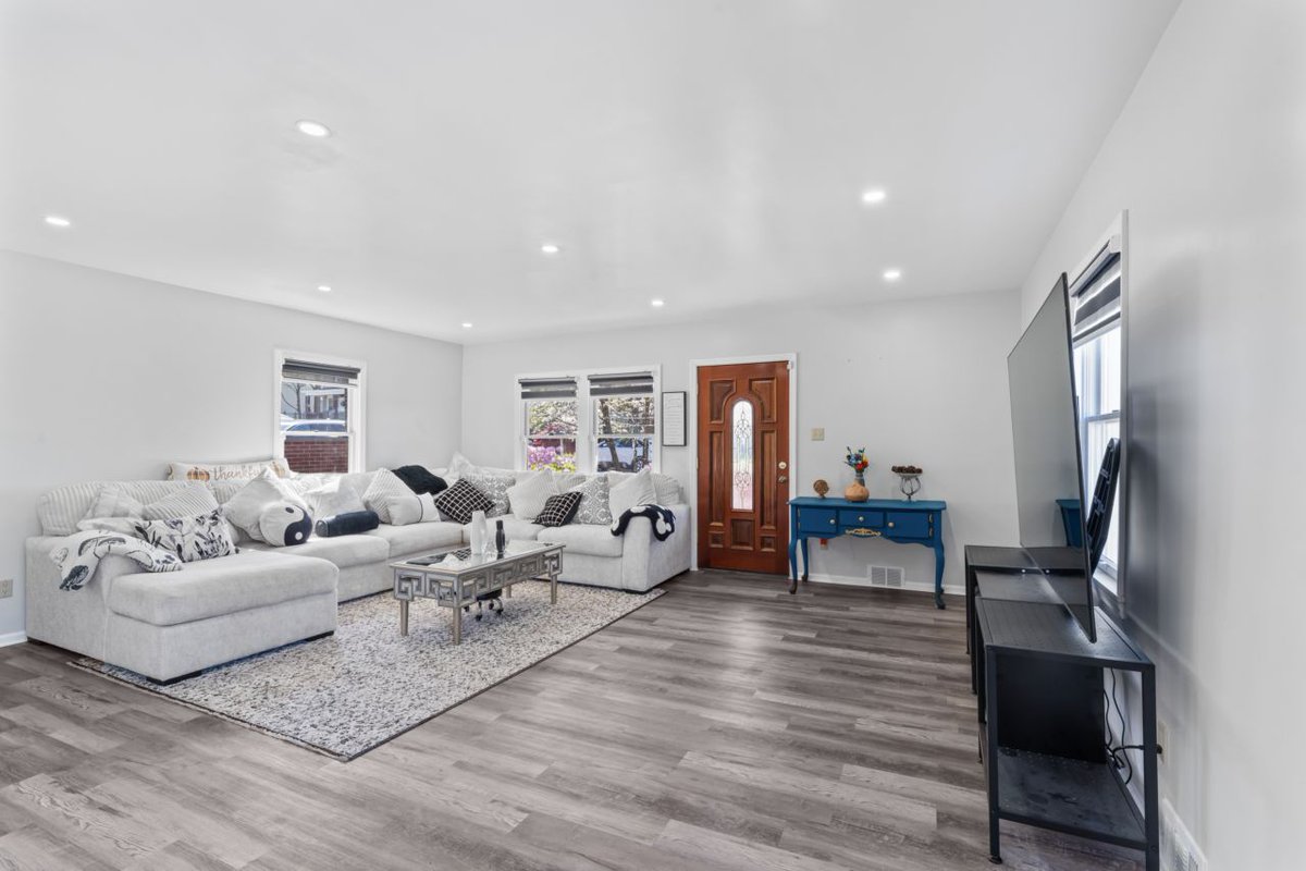 hommati227's tweet photo. 🏡✨ Prepare to be impressed by this completely restored 3 bedroom, 2.5 bathroom home with gorgeous curb appeal and beautiful views. Thoughtfully renovated from top to bottom, this property blends modern updates with quality craftsmanship... https://t.co/bZ12Cwmcmc

Listed https://t.co/qLn7f3Esyv