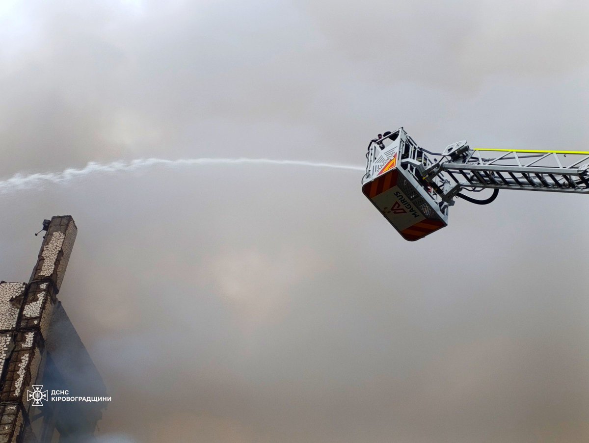 Nella notte del 28 maggio, la #Russia ha lanciato un massiccio attacco aereo contro l'Ucraina, utilizzando 5 missili balistici Iskander-M/KN-23, un missile guidato Kh-59/69 e 88 droni d'attacco di tipo Shahed e diversivi da varie direzioni, tra cui Kursk, Voronezh, Millerovo e la