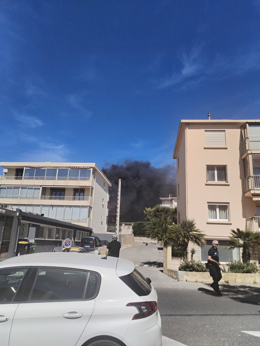 jean_marc83's tweet image. Gros incendie à Six-Fours. Le Boulevard des écoles (route qui va de Six Fours vers Sanary) actuellement fermé à la circulation #sixfours