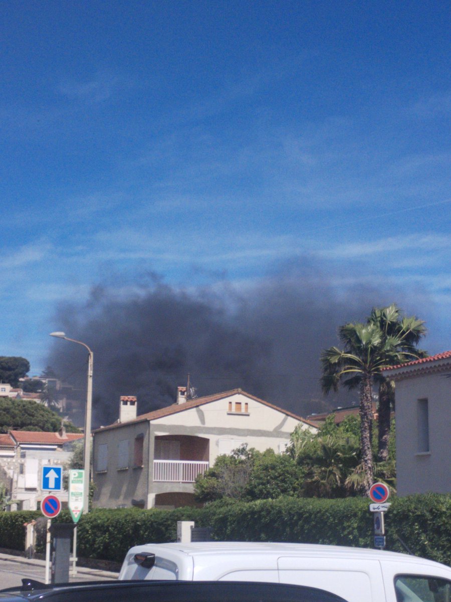 jean_marc83's tweet image. Gros incendie à Six-Fours. Le Boulevard des écoles (route qui va de Six Fours vers Sanary) actuellement fermé à la circulation #sixfours
