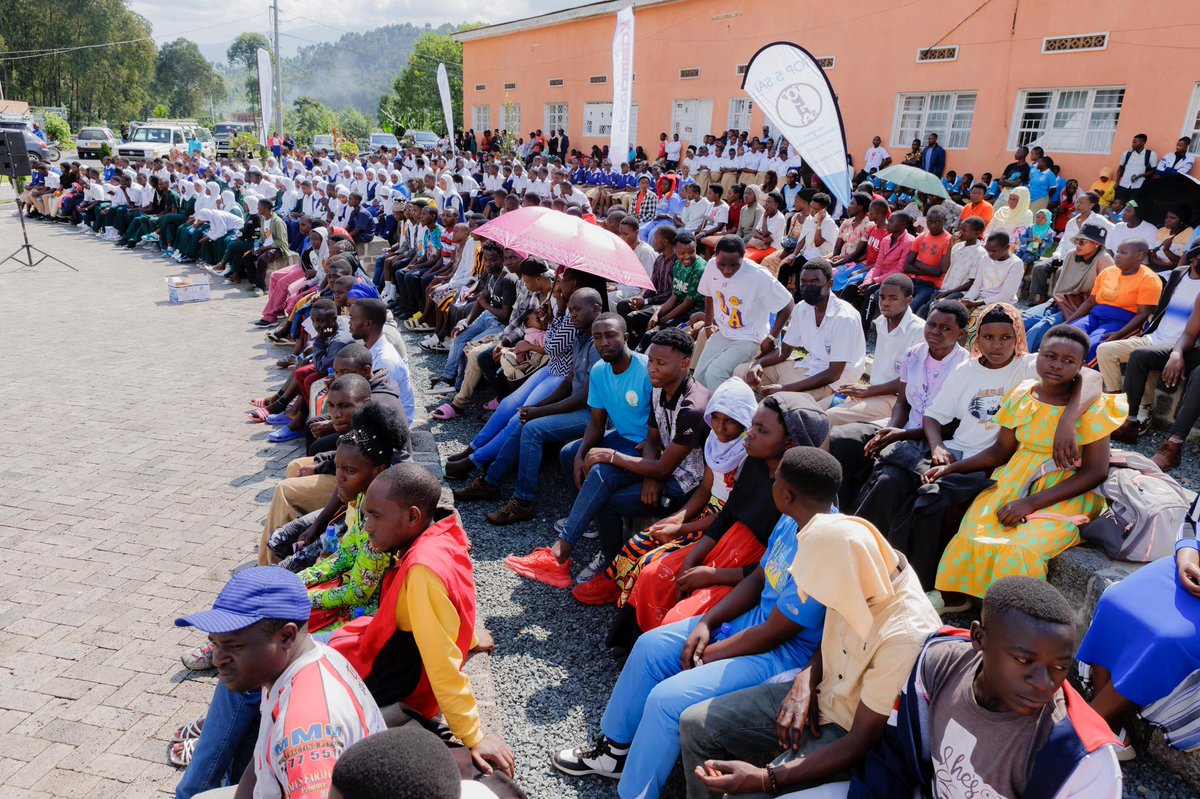 Ubwo umuyobozi wa <a href="/KosmotiveRwanda/">Kosmotive</a> yafunguraga ku mugaragaro ibirori byo kwizihiza Umunsi Mpuzamahanga wahariwe isuku mu gihe cy’imihango, yagarutse ku ruhare rukomeye Kosmotive yagize mu gufasha abana b’abakobwa kubona ibikoresho by’isuku bibafasha muri icyo gihe. 

Yashimiye