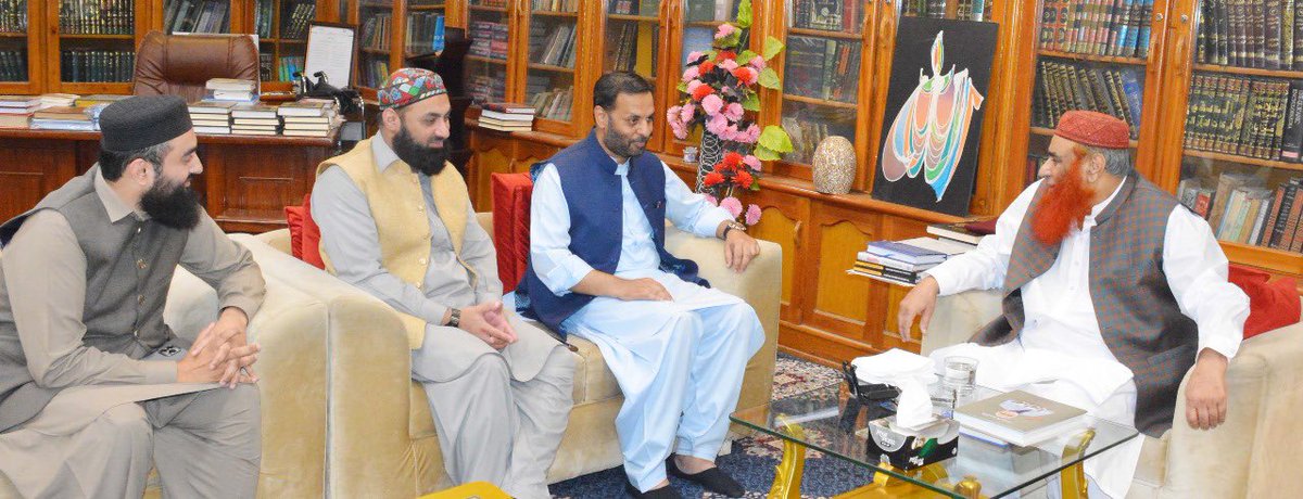 وفاقی وزیر صحت سید مصطفی کمال کی ادارہ تعلیمات اسلامیہ راولپنڈی میں تشریف آوری اور مفکر اسلام مفسر قرآن علامہ پیر سید ریاض حسین شاہ زید مجدہ سے ملاقات!

صاحبزادہ نعمان ریاض حسین شاہ صاحب اور محترم علامہ چوہدری حسین علی صاحب بھی موجود ہیں۔

#MustafaKamal
#MQMPakistan