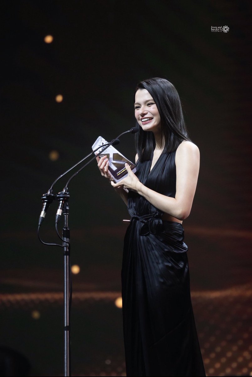 FreenBeckyUS's tweet photo. WE ARE SO PROUD OF YOU BOTH FOR YOUR INDIVIDUAL WINS, you both deserve it!!🥹

SAROCHA REBECCA AT KAZZ AWARDS
#KazzAwards2025xFreenBecky
#ฟรีนเบค #FreenBecky
#KAZZAWARDS2025 https://t.co/QZ5z8qsh0N
