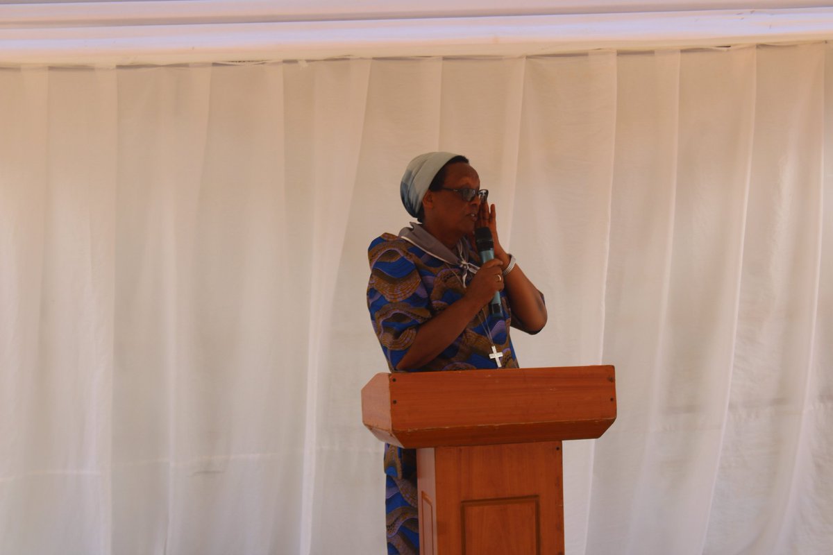 Muri raporo ngufi y'ibikorwa bijyanye no kwibuka byakozwe n'ibitaro, umuyobozi w'ibitaro Dr. Sr. Mwemera Xaverine yagejeje kubari bitabiriye uyu muhango, yavuze ko muri uyu mwaka haremewe abantu batatu bahawe inka ndetse n'inkunga yahawe urwibutso rwa Kiziguro. 2/3