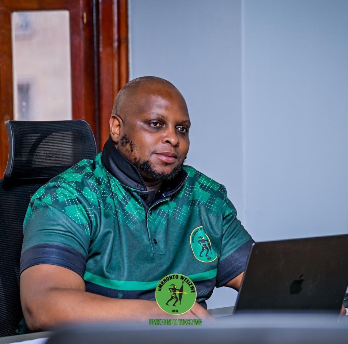 🔴I Approached The MK Party, Says Shivambu🔴

NEWS⚡️

The SG of the MK Party has refuted claims that his party is out to target the EFF. Speaking to the SABC, Shivambu stated that he approached the MK leadership and was never poached by anyone.