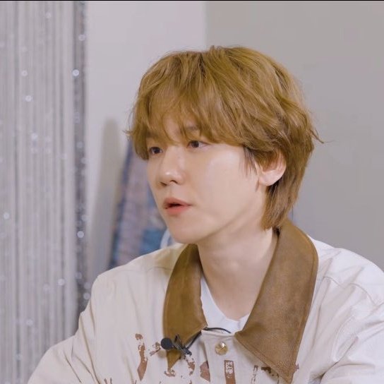 bhbrazil_'s tweet photo. No 용타로 (Yongtaro), #BAEKHYUN disse que está bem apreensivo com a turnê mundial, já que ele não tem nenhum dado ou histórico de ter ido pra Europa ou Américas como solista! Então essa foi a primeira pergunta dele para a tiragem de tarô.

Interpretação/leitura do MC Yongjin: As cartas que o Baekhyun tirou mostram que todas as preocupações dele vão se resolver e que ele vai alcançar os resultados que deseja! Também tem aquele sentimento de "Por que só estou fazendo isso agora? Teria sido tão bom fazer antes!"

Baekhyun concordou e explicou que não conseguiu fazer uma turnê mundial antes por causa das circunstâncias: teve a COVID e, na época da Lonsdaleite, ele simplesmente não tinha tempo! Essa turnê mundial (Reverie) já vem sendo planejada há um ano!