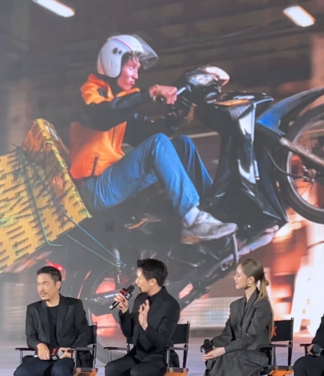 ใน #สงครามส่งด่วน นักแสดงนำอย่าง #ไอซ์ซึ ยอมลงทุนเรียนขับมอเตอร์ไซค์ยกล้อ เพื่อให้ได้ฉากที่สมจริง โดยเริ่มต้นจากความเข้าใจผิดเรื่องบทของไอซ์ซึที่ตีความ ความบ้าบิ่นของตัวละครในช่วงท้าย ที่ตลกคือแม้ว่า ไก่ ณฐพล ผกก. จะห้ามปรามแล้ว ก็หยุดความตั้งใจของ ไอซ์ซึไม่ได้