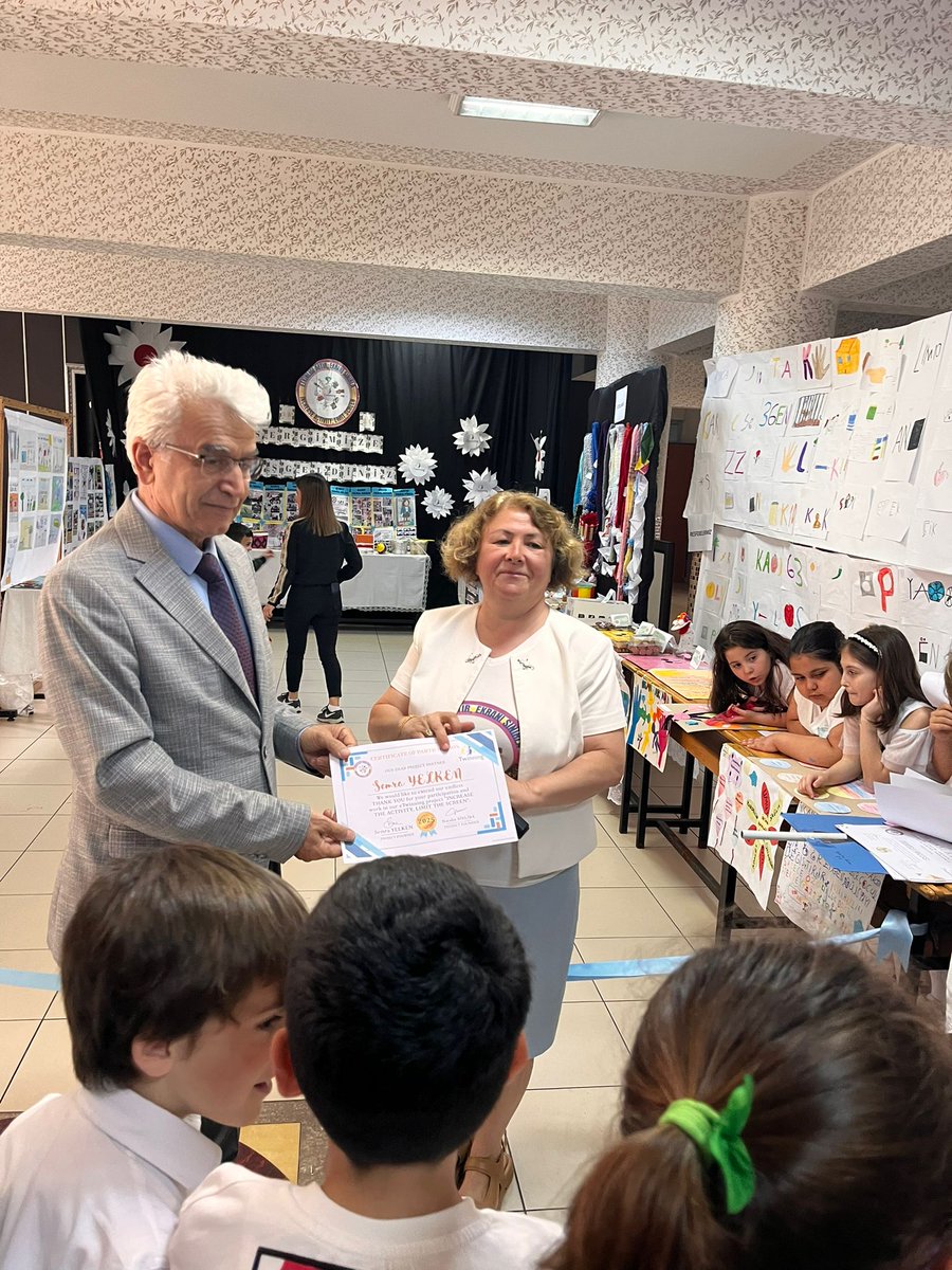 KazimOrbay55's tweet photo. #eTwinningProjesi @muratagar60
@ozerersoy1 @ilkadimilce_mem
@samsunmem @BAYSAL__55
Projemizin devamı: eTwinning projemizde emeği geçen öğretmenlerimize ve Aile Yılı olması nedeniyle destek olan velilerimize belgeleri verildi.++ https://t.co/TsKFQeXHf9