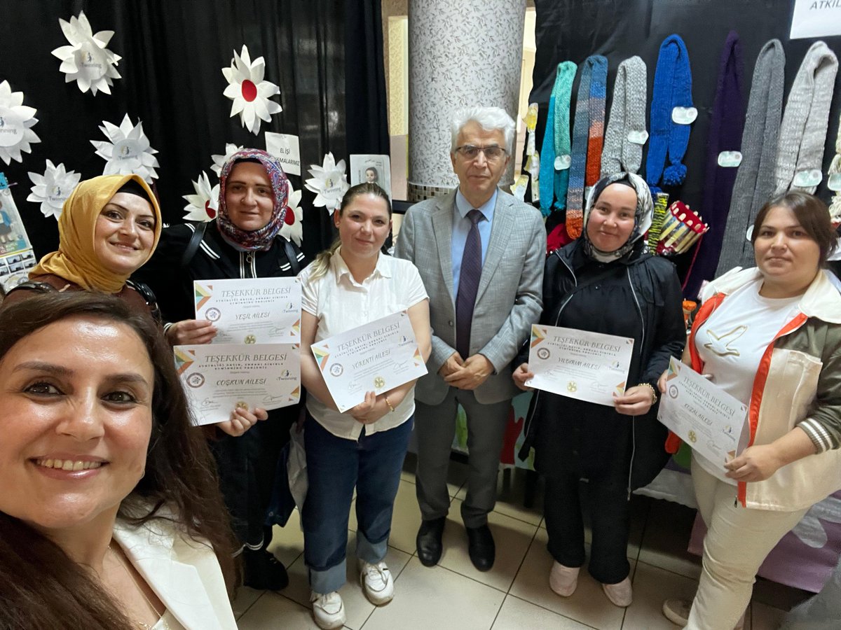 KazimOrbay55's tweet photo. #eTwinningProjesi @muratagar60
@ozerersoy1 @ilkadimilce_mem
@samsunmem @BAYSAL__55
Projemizin devamı: eTwinning projemizde emeği geçen öğretmenlerimize ve Aile Yılı olması nedeniyle destek olan velilerimize belgeleri verildi.++ https://t.co/TsKFQeXHf9