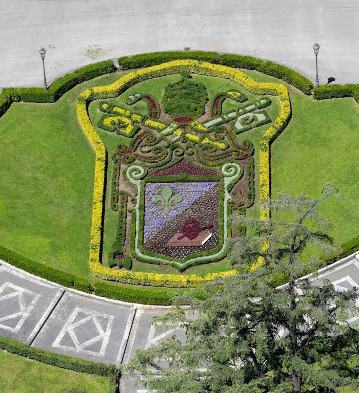 VaticanReportIt's tweet image. I giardinieri hanno composto nei Giardini Vaticani il tradizionale stemma papale, raffigurante lo stemma araldico di Papa Leone XIV. #LeoneXIV
