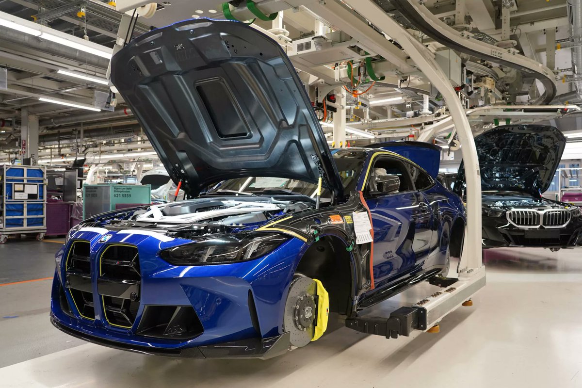 MadridMotorS's tweet image. (1/2) New BMW M4 CS Edition VR46, el modelo más exclusivo de la marca al alcance de tu mano se tardan ojo al dato 20 Horas para crearlo y solo se fabricarán... #bmw #bmwm #m4cs #m4 #edition #vr46 #premium #sales #europe #supercar #luxurycars #FelizMiercoles #FelizMiercolesATodos