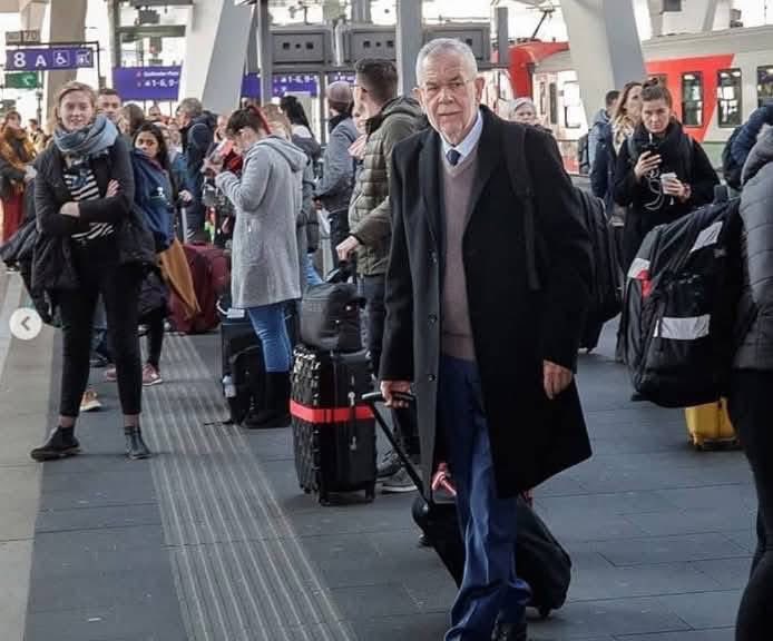 🇲🇳🤝🇦🇹Австрийн Ерөнхийлөгч Александр Беллен 2016, 2022 онуудад 2 удаа Ерөнхийлөгчөөр сонгогдсон. 

Монголд ирээд өөрөө үүргэвчээ үүрээд буцлаа ямар рийлс хийсэнгүй манайхаас 10 дахин баян улс🤔😏