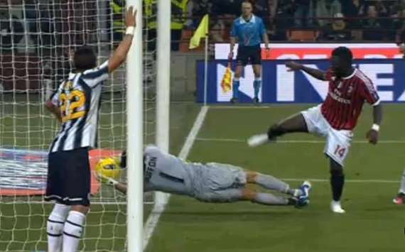 Più piccoli di così <a href="/gianluigibuffon/">Gianluigi Buffon</a> ???? 🤡🤡🤡🤡