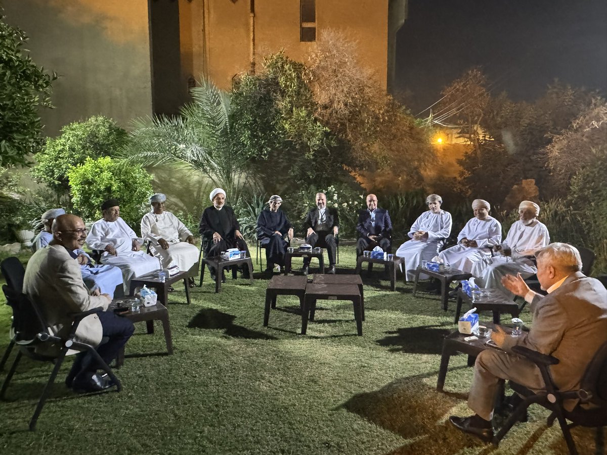 BahrAlolomForum's tweet image. في جلسة بغدادية استضفنا سعادة السفير محمد الحسان ممثل الامين العام للأمم المتحدة وسعادة سفير جمهورية ايران الإسلامية محمد كاظم ال صادق وسعادة سفير سلطنة عمان محمود بن مهنا ووفد من مشايخ سلطنة عمان ووزير الصحة معالي الدكتور صالح الحسناوي ، تبادلنا فيها الحديث عن التحديات التي…