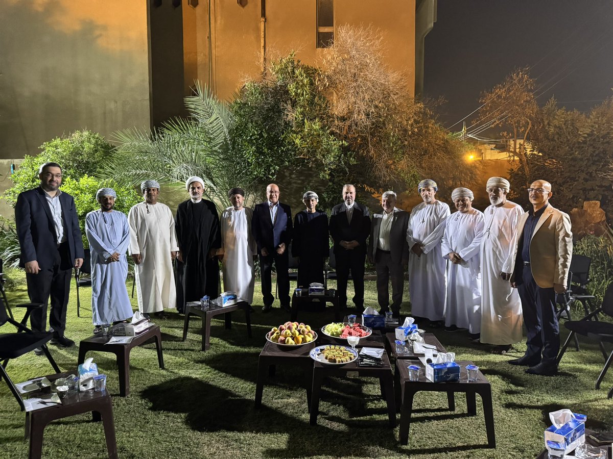 BahrAlolomForum's tweet image. في جلسة بغدادية استضفنا سعادة السفير محمد الحسان ممثل الامين العام للأمم المتحدة وسعادة سفير جمهورية ايران الإسلامية محمد كاظم ال صادق وسعادة سفير سلطنة عمان محمود بن مهنا ووفد من مشايخ سلطنة عمان ووزير الصحة معالي الدكتور صالح الحسناوي ، تبادلنا فيها الحديث عن التحديات التي…