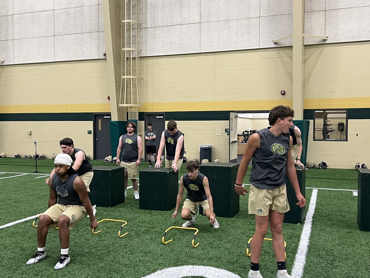 Alma_fball's tweet photo. Summer workouts underway for the Alma Airedales! #only1airedale https://t.co/fTcNtGe77d