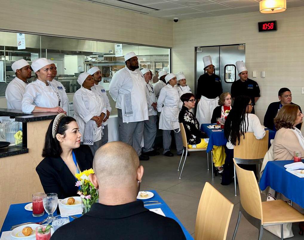 Visité la Escuela Carlos Rosario, un lugar donde se nutre el talento de la comunidad migrante y que fomenta la pertenencia y la responsabilidad social. 

La comunidad de alumnos está integrada por distintas nacionalidades, que esta mañana presentaron una muestra gastronómica