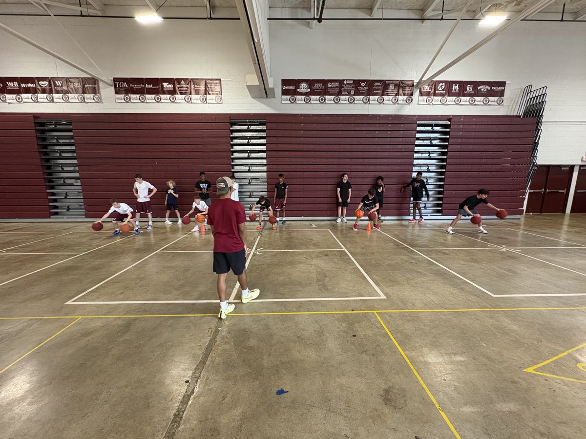 BeardenHoops's tweet image. DAY 2 of our afternoon group! The OG’s! Summer time grind! 😎🔥

🏀🏀 The Thunderdome!!
🏀 Coach D has the scheme!
🏀 Coach Bredwood with the afternoon snacks upstairs! #handles