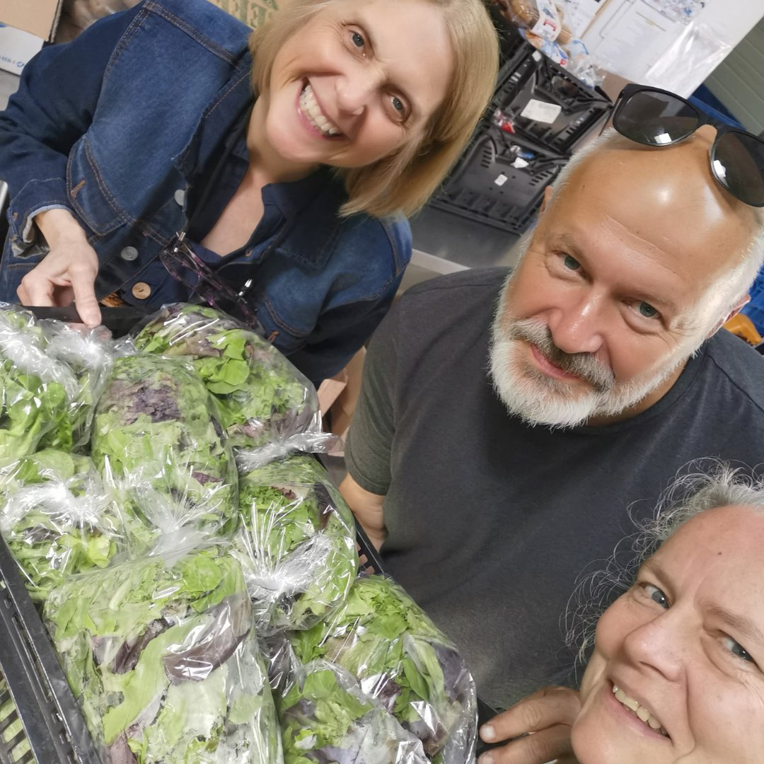 Thank you to our friends from Providence Hill Farm for donating fresh leafy greens for our neighbours in need! Your generosity helps ensure access to nutritious foods when they're needed most and we're so grateful. #ThankYou #GivingBack #FarmFresh #Caledon
