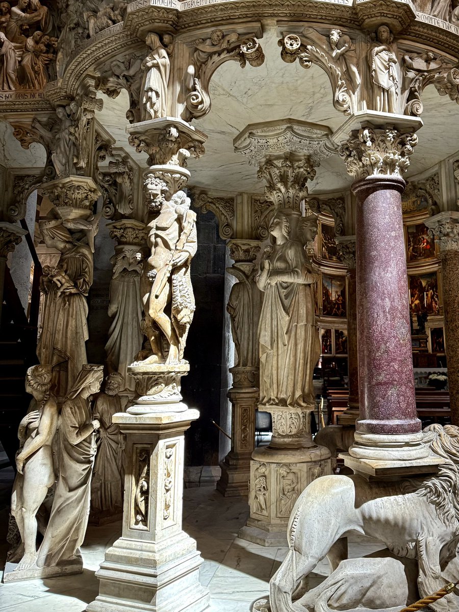 JScotteswood's tweet image. Hundreds of figures.
One of the greatest pulpit ever carved.

Pisa, 1300s. Giovanni Pisano. 📸:Abs