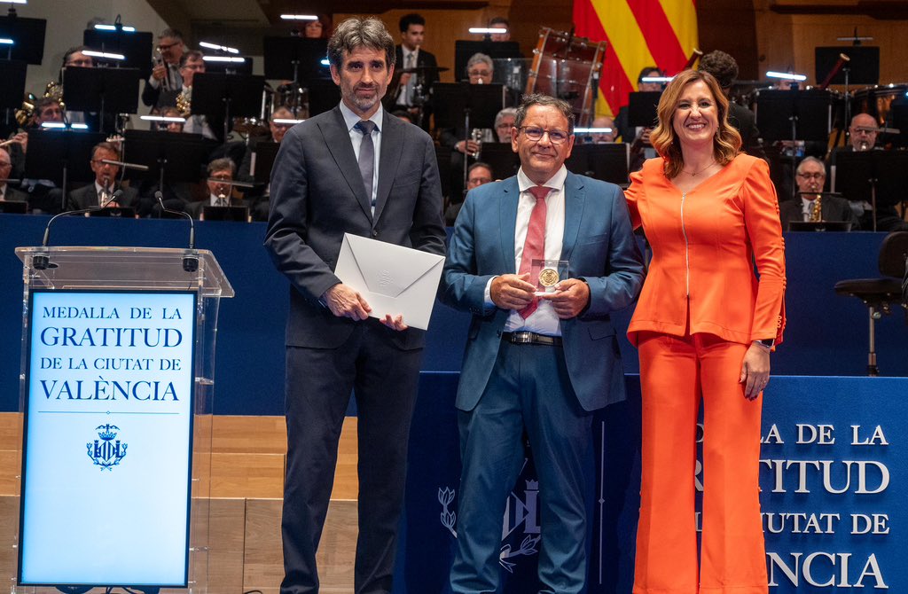 Valencia hoy ofrece lo más sincero que puede ofrecer: su memoria, su cariño y su admiración a los que estuvieron a la altura cuando más falta hacía.

El incendio de Campanar nos dejó cicatrices, pero la solidaridad nos dio esperanza.

Entregamos, por primera vez en democracia, la
