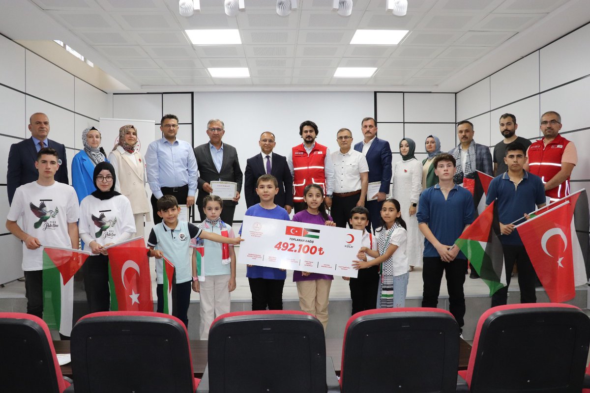 Kahramanmaraş’tan Filistin’e Gönül Köprüsü
Kahramanmaraş’ta ilkokuldan liseye birçok okulun düzenlediği kermeslerde toplanan yardımlar, Türk Kızılayı aracılığıyla Filistin’e ulaştırılıyor.

“Bir çocuğun ekmeğini paylaşması, bir annenin yüreğine uzanan bir eldir”.