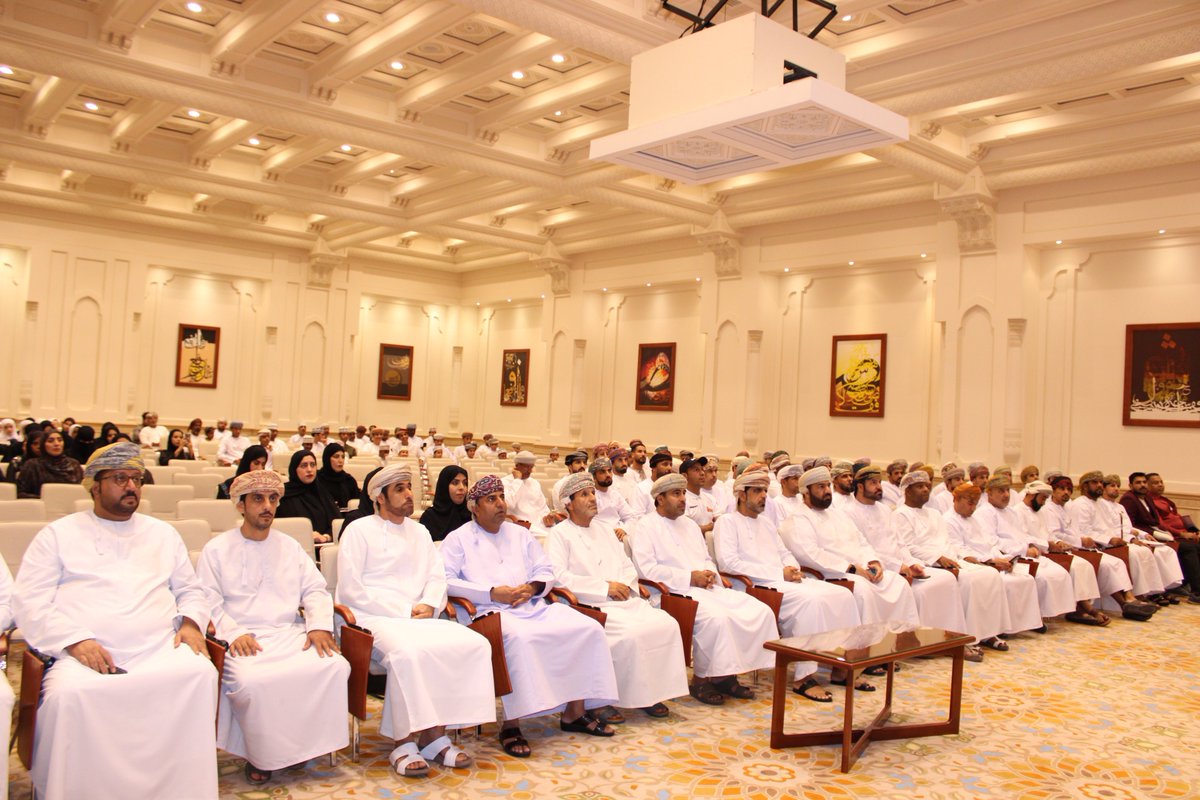 برعاية الدكتور وليد الهاشمي_المدير العام_كرمت لجنة الرياضة المدرسية_أ.يوسف الفارسي_مدير المدرسة_و أ.علي الفتحي_معلم مادة الرياضة المدرسية_و رئيس المكتب الفني بالولاية_و أ.علي الربيعي_معلم مادة الرياضة المدرسية_ضمن حفل تكريم المساهمين والمشاركين في البرامج والفعاليات التابعة للجنة